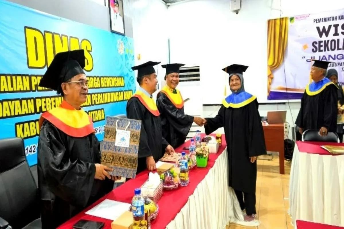 Wisuda Lansia Perdana Inspirasi Generasi Muda