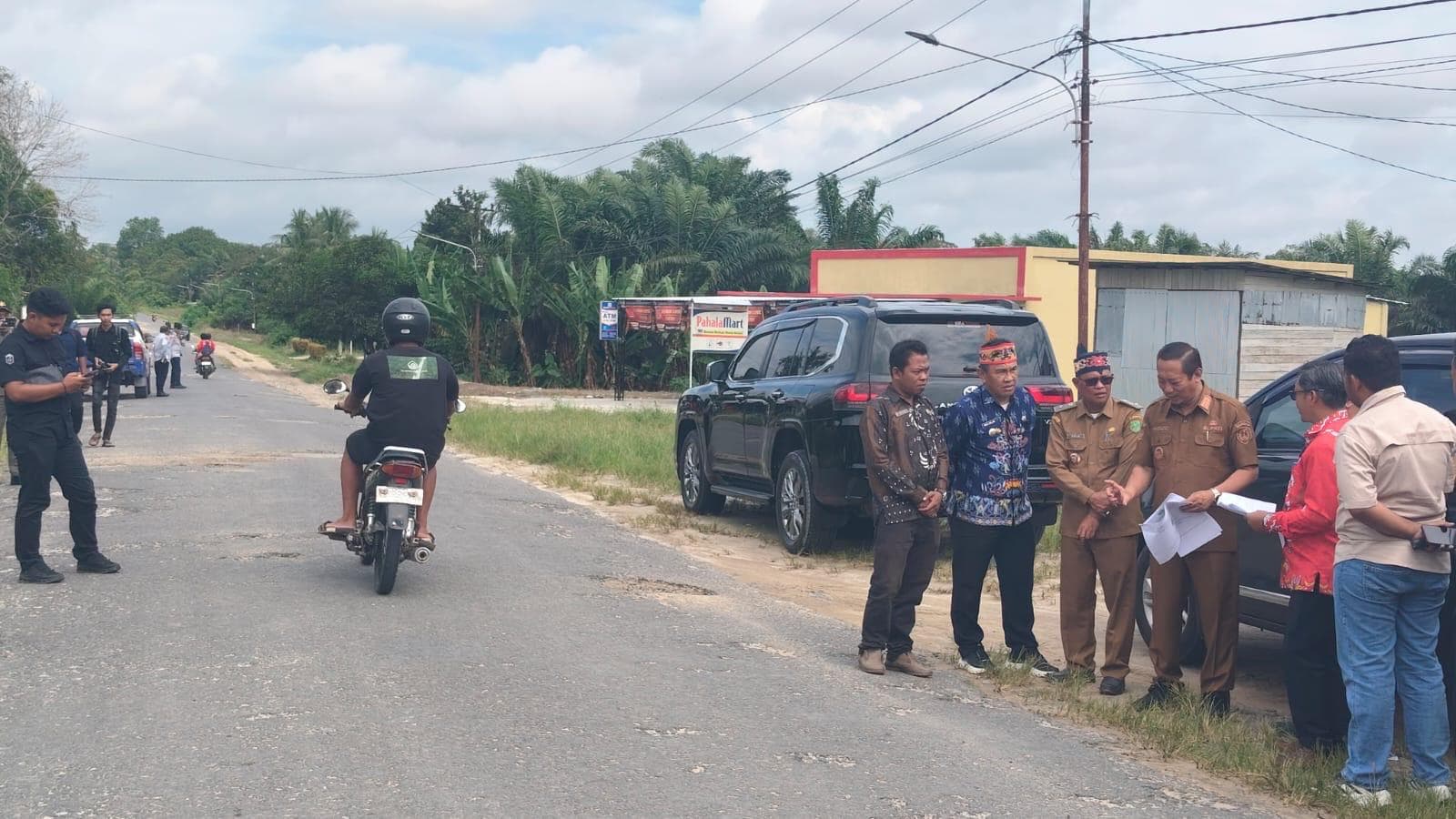 Bupati Sukamara Tinjau Persiapan Peningkatan Jalan Poros Kartamulia