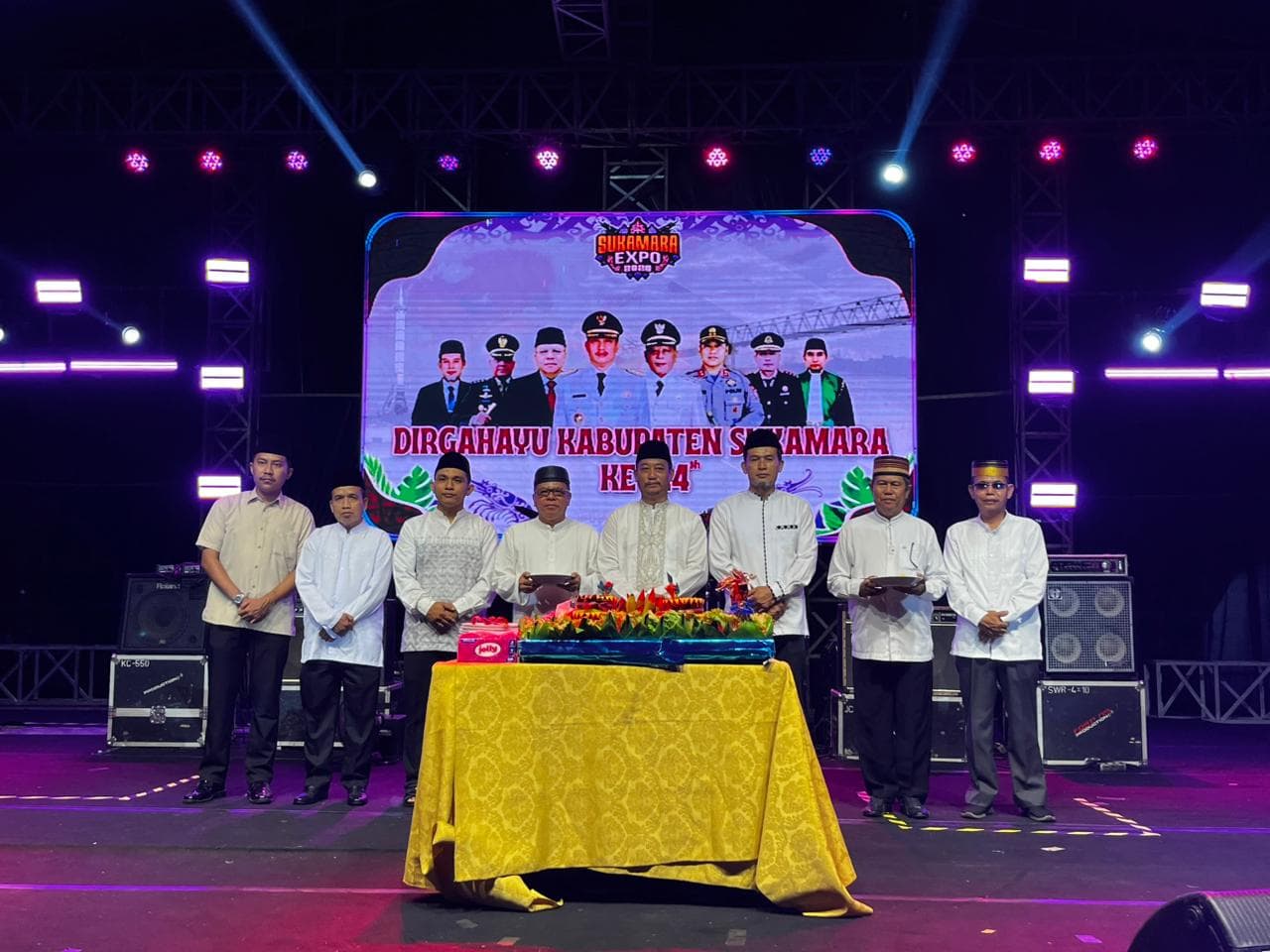 Malam Puncak Hari Jadi Kabupaten Sukamara ke-24, Bupati Lakukan Pemotongan Tumpeng
