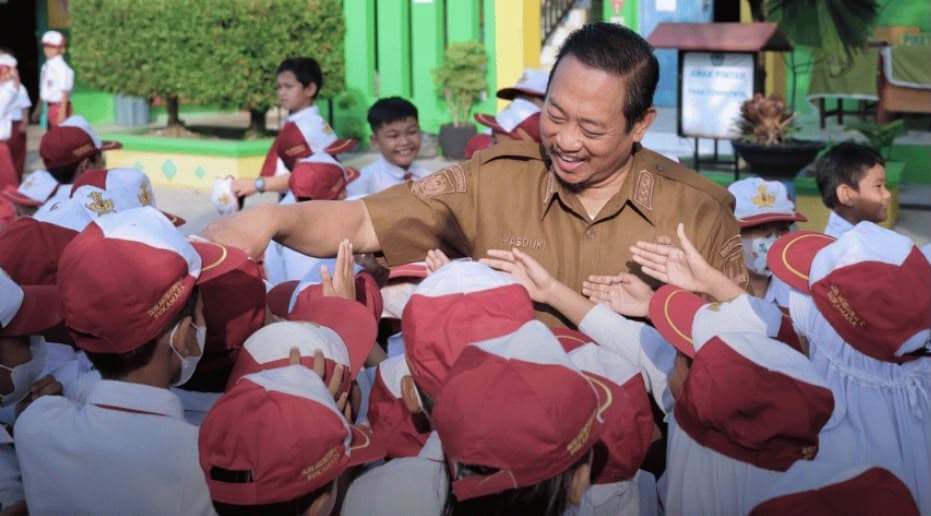 Bupati Sukamara Jadi Pembina Upacara di SDN Mendawai 2