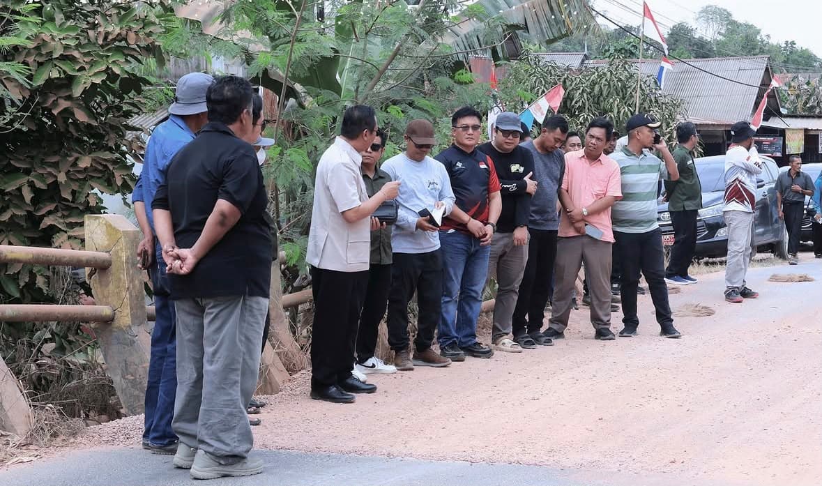 Tinjau Jembatan Semantun yang Rusak dan Ambles
